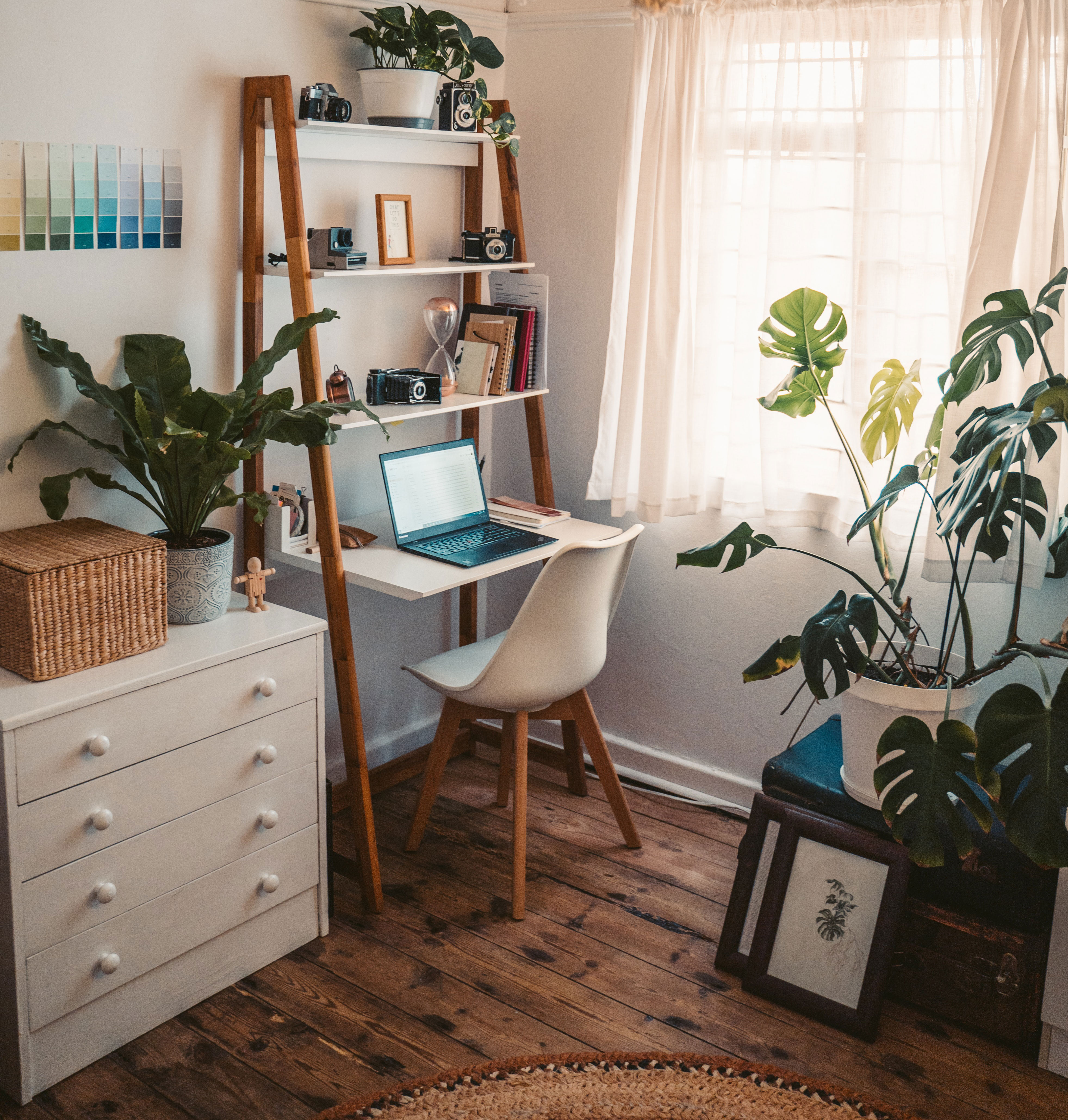Cozy home office ideas with a learning desk near the window, featuring natural light and plants for productivity. Cozy home office ideas with a learning desk near the window, featuring natural light and plants for productivity.