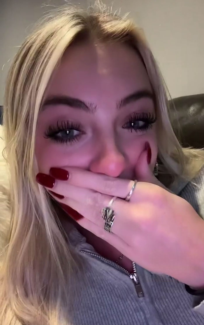 College Graduate Complains Over Exhausting Commute To Her First 9-5 Job And Goes Viral College Graduate Complains Over Exhausting Commute To Her First 9-5 Job And Goes Viral