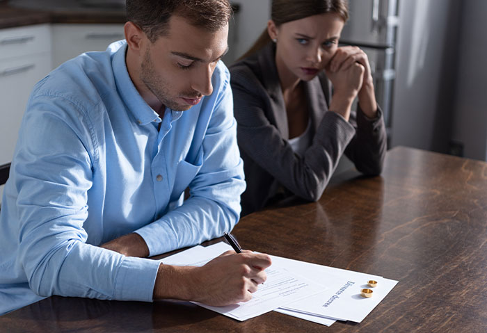 New Mom Regrets Refusing To Go Back To Work After Her Husband Divorces Her New Mom Regrets Refusing To Go Back To Work After Her Husband Divorces Her