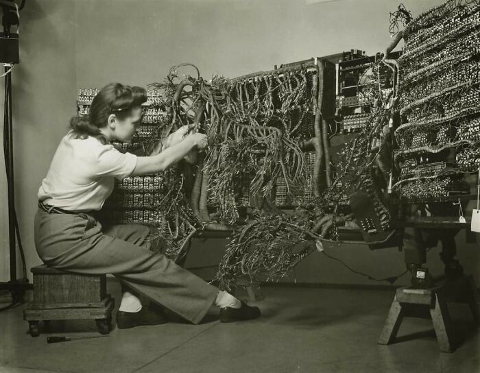 Ingeniera cableando una de las primeras computadoras IBM en 1958
