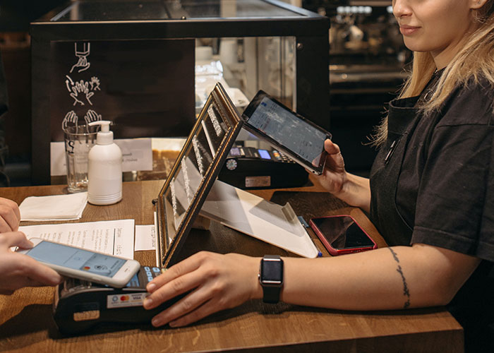 “It’s Cheaper To Pay With Cash”: Customer Makes Cashier Regret Pushing Their Policy On Them “It’s Cheaper To Pay With Cash”: Customer Makes Cashier Regret Pushing Their Policy On Them