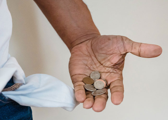 “It’s Cheaper To Pay With Cash”: Customer Makes Cashier Regret Pushing Their Policy On Them “It’s Cheaper To Pay With Cash”: Customer Makes Cashier Regret Pushing Their Policy On Them