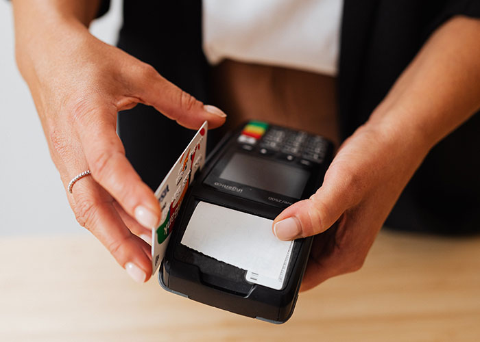 “It’s Cheaper To Pay With Cash”: Customer Makes Cashier Regret Pushing Their Policy On Them “It’s Cheaper To Pay With Cash”: Customer Makes Cashier Regret Pushing Their Policy On Them