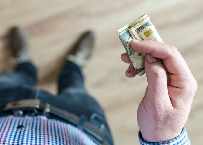 “It’s Cheaper To Pay With Cash”: Customer Makes Cashier Regret Pushing Their Policy On Them “It’s Cheaper To Pay With Cash”: Customer Makes Cashier Regret Pushing Their Policy On Them