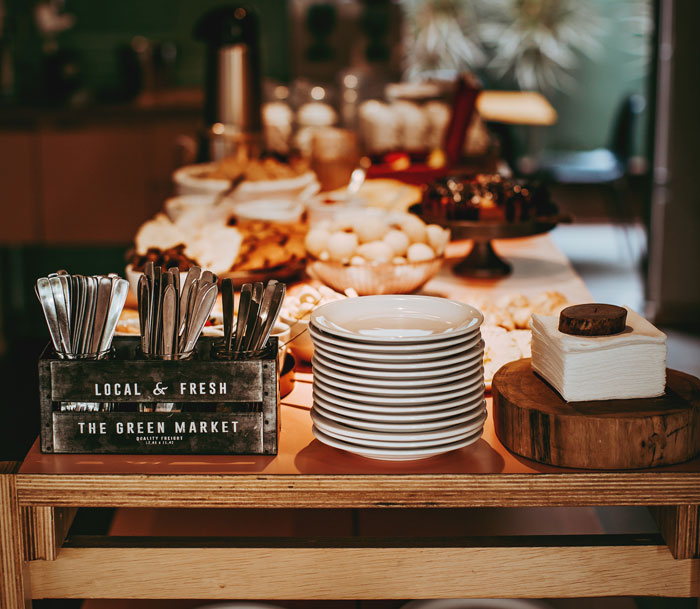 Hotel Guest Got Breakfast At Self-Serve Buffet But Left Worker Visibly Irritated By Not Tipping Hotel Guest Got Breakfast At Self-Serve Buffet But Left Worker Visibly Irritated By Not Tipping