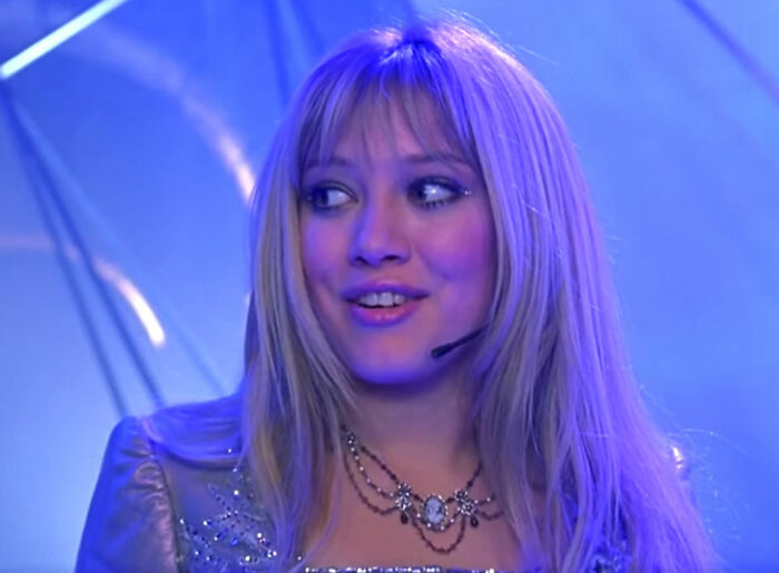 Hilary Duff singing in Lizzie McGuire