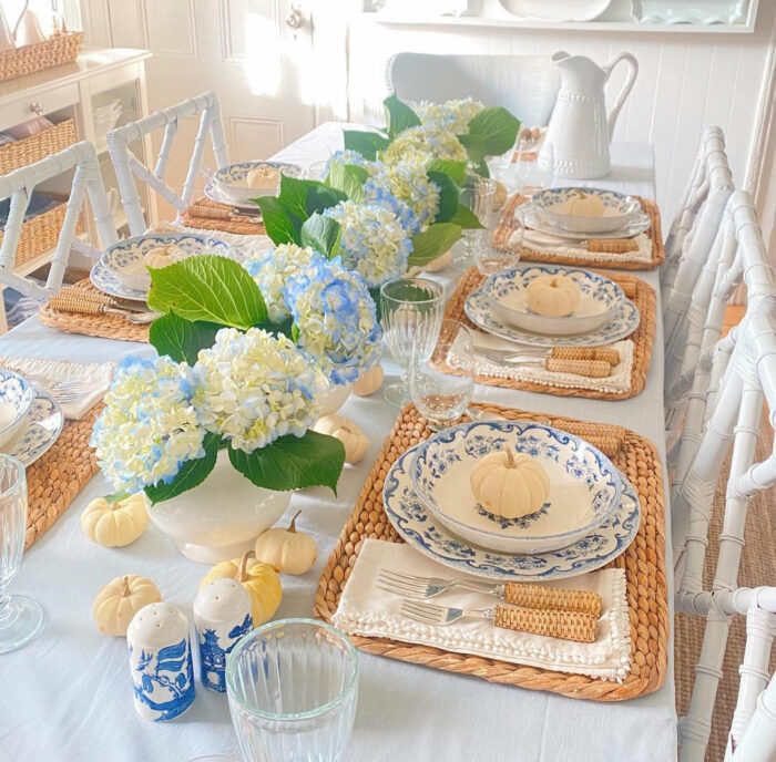 Blue and white plates with pumpkins on the table