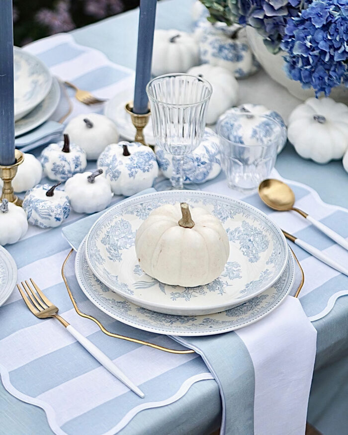 Table decor in blue and white colors
