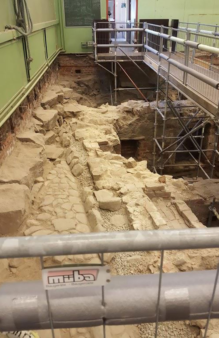 Ruinas medievales encontradas bajo la entrada de un gimnasio escolar