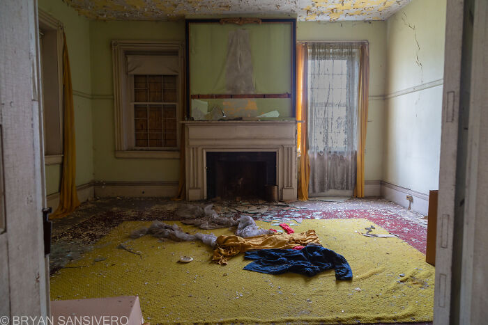I Unearthed An Abandoned Residence Filled With Old Life-Size Mermaids With A Gruesome Backstory