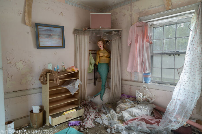 I Unearthed An Abandoned Residence Filled With Old Life-Size Mermaids With A Gruesome Backstory I Unearthed An Abandoned Residence Filled With Old Life-Size Mermaids With A Gruesome Backstory