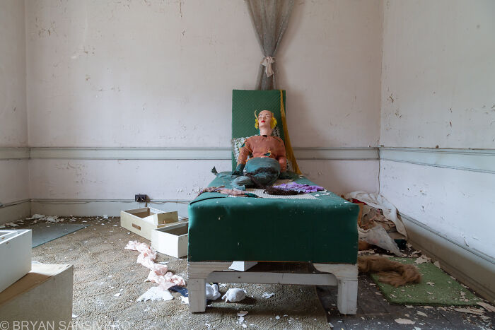 I Unearthed An Abandoned Residence Filled With Old Life-Size Mermaids With A Gruesome Backstory