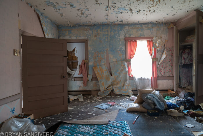 I Unearthed An Abandoned Residence Filled With Old Life-Size Mermaids With A Gruesome Backstory