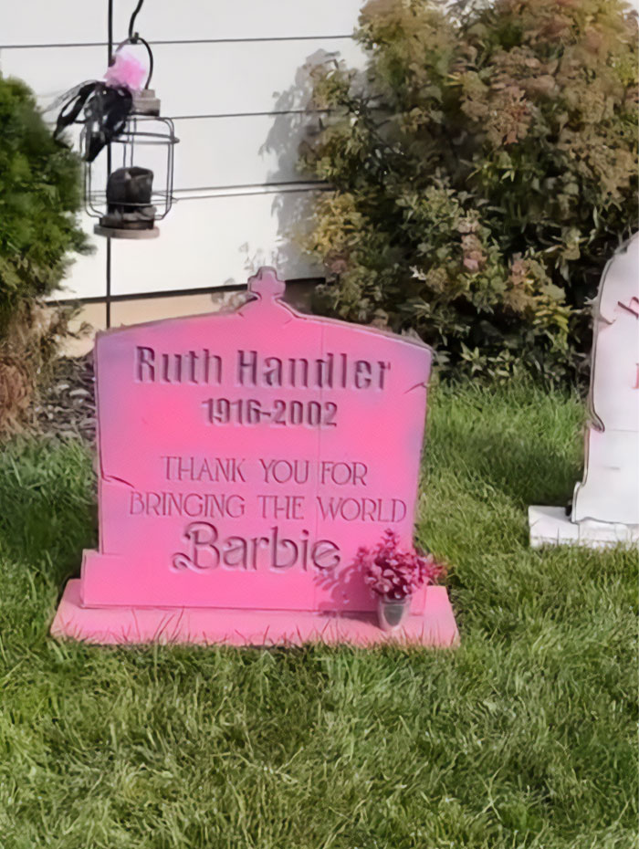 Utah Neighborhood Makes Barbie Fans Weep After Showing Its 'Barbieween' Decor