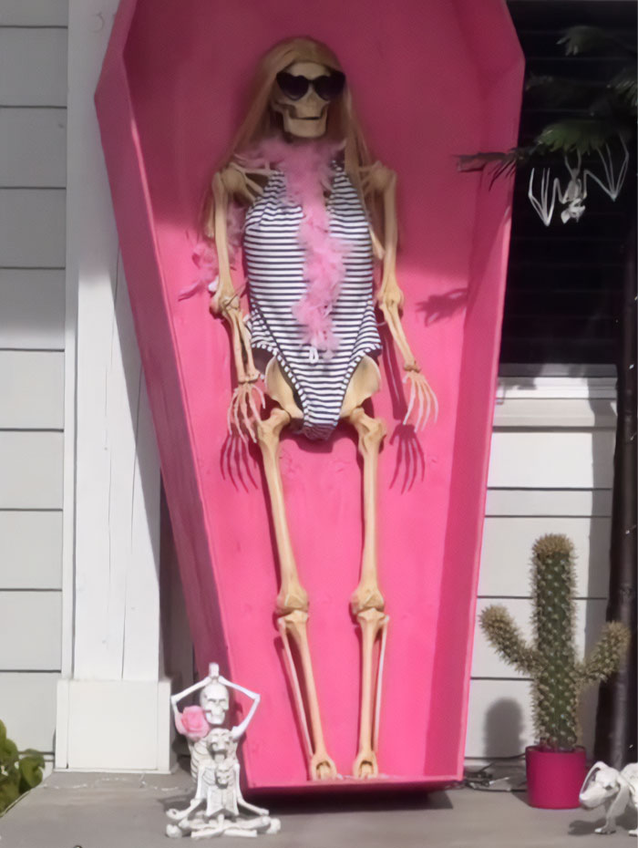 Utah Neighborhood Makes Barbie Fans Weep After Showing Its 'Barbieween' Decor Utah Neighborhood Makes Barbie Fans Weep After Showing Its 'Barbieween' Decor