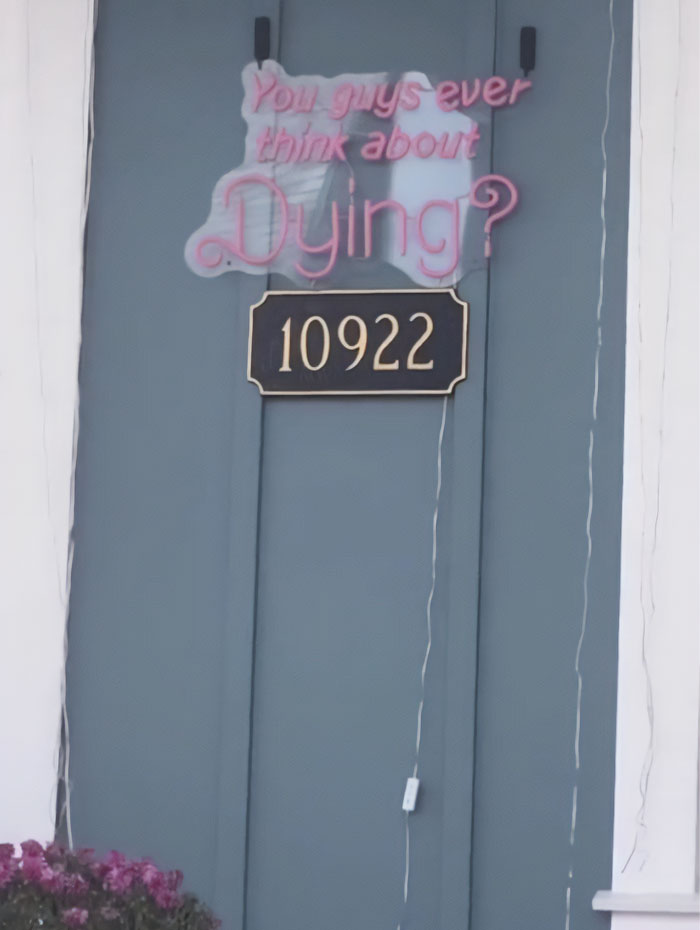 Utah Neighborhood Makes Barbie Fans Weep After Showing Its 'Barbieween' Decor Utah Neighborhood Makes Barbie Fans Weep After Showing Its 'Barbieween' Decor