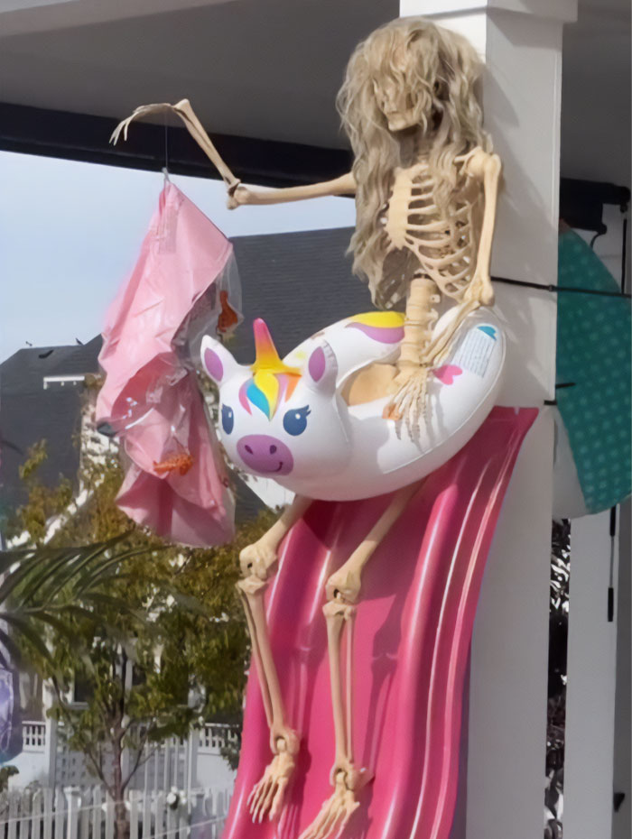 Utah Neighborhood Makes Barbie Fans Weep After Showing Its 'Barbieween' Decor Utah Neighborhood Makes Barbie Fans Weep After Showing Its 'Barbieween' Decor