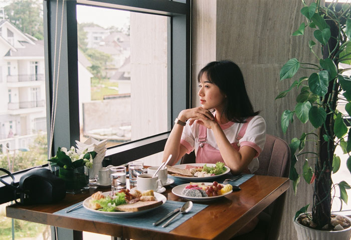 Two Waitresses Are Unpleasant To A Newbie, Customer Stands Up To Him, Makes Them Rue Their Behavior