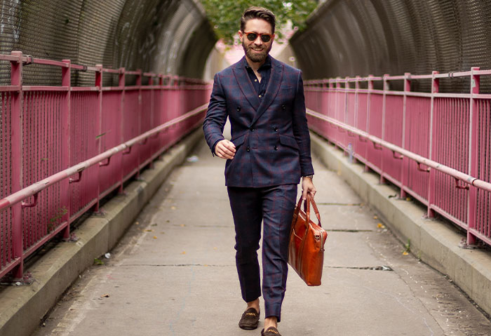 Woman Towers Over Dates After They Lie About Their Height, Throw Fits As She Refuses Second Date Woman Towers Over Dates After They Lie About Their Height, Throw Fits As She Refuses Second Date