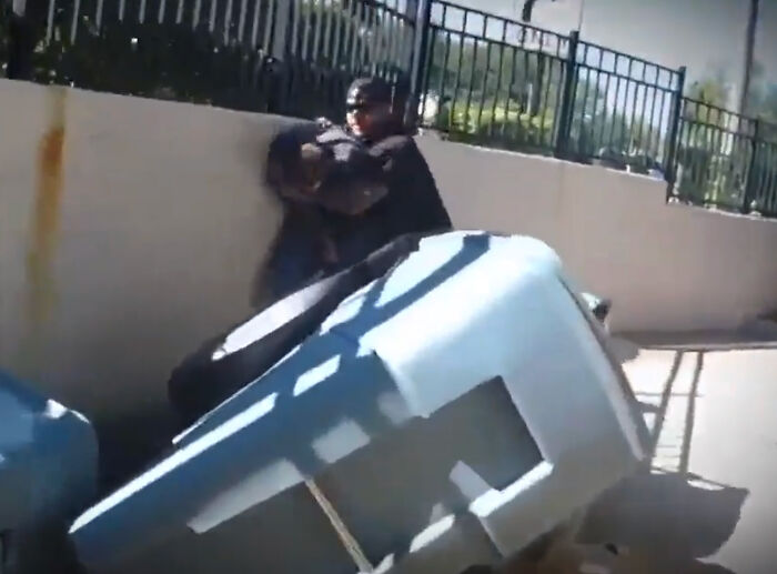 Army Veteran’s Quick Reaction Saves Pregnant Woman From Criminal At Starbucks Army Veteran’s Quick Reaction Saves Pregnant Woman From Criminal At Starbucks