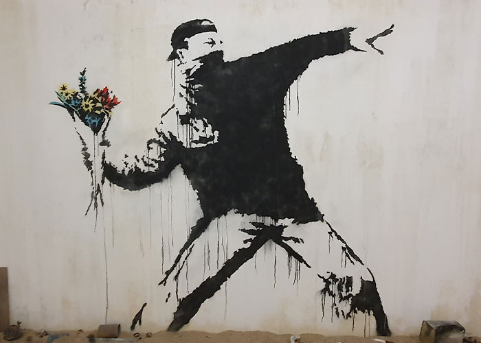 Banksy Fans Stunned As Artist “Confirms” Name In Resurfaced Interview Banksy Fans Stunned As Artist “Confirms” Name In Resurfaced Interview