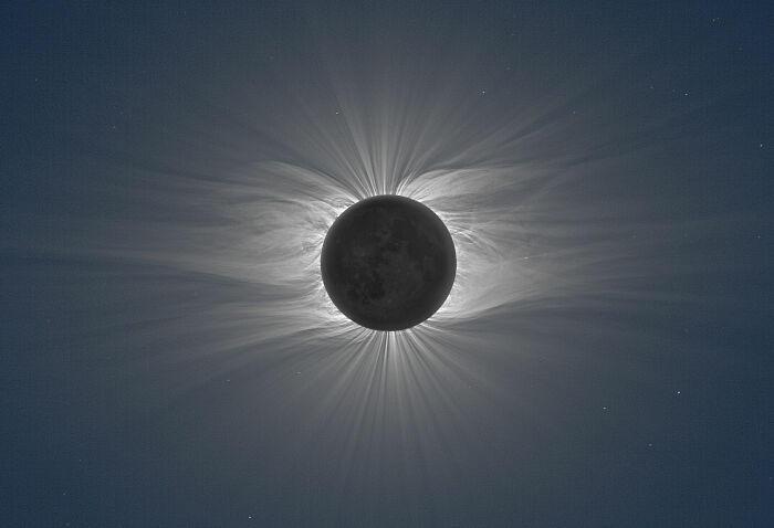 La luna durante un eclipse solar total, y la vasta corona solar