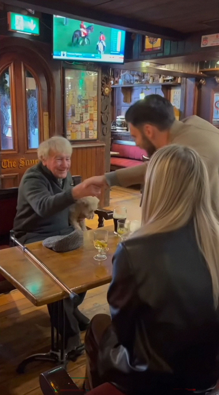 Pub Spends Only £700 To Highlight Loneliness And Becomes “This Year’s Best Christmas Ad” Pub Spends Only £700 To Highlight Loneliness And Becomes “This Year’s Best Christmas Ad”