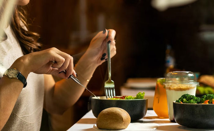 Waiter Learns He's Been Lying To Customers About Vegetarian Food After Checking The Ingredients Waiter Learns He's Been Lying To Customers About Vegetarian Food After Checking The Ingredients
