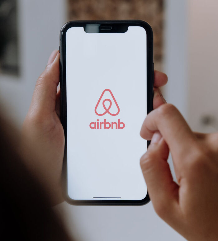“Not Even Worth It”: Airbnb Host Throws A Fit After Guest “Scams” Him