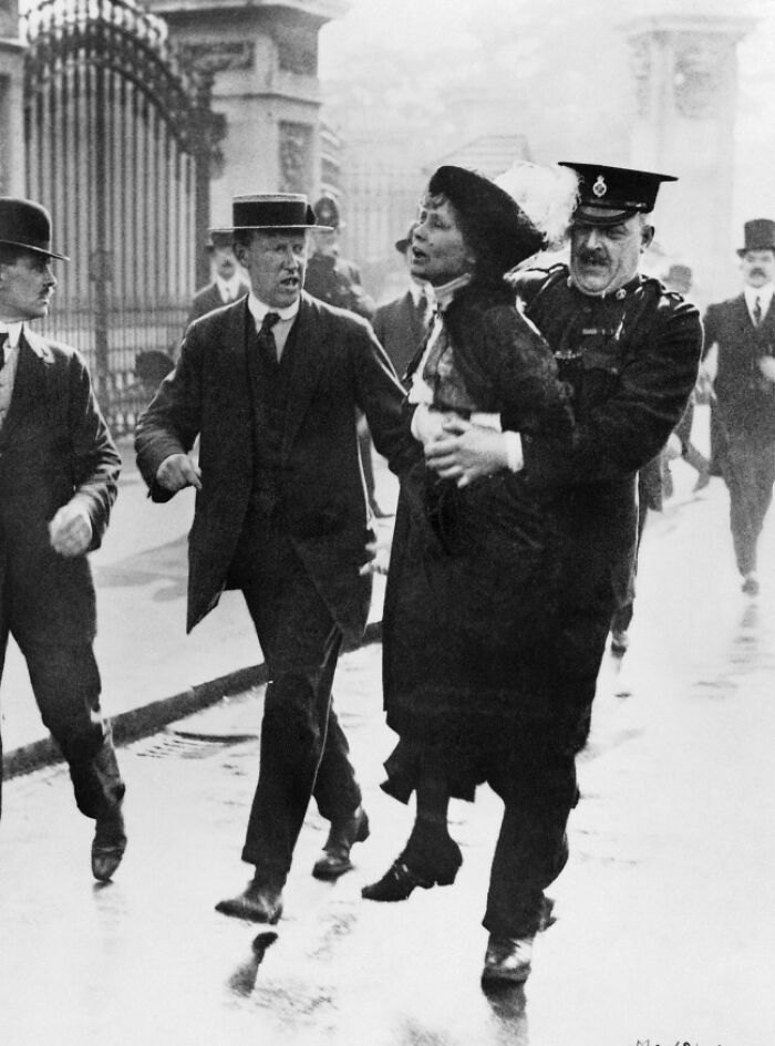 Emmeline Pankhurst arrestada frente al palacio de Buckingham, 1914