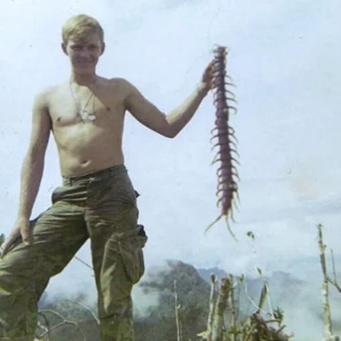 Soldado estadounidenses sosteniendo un ciempiés gigante en la jungla de Vietnam, 1967