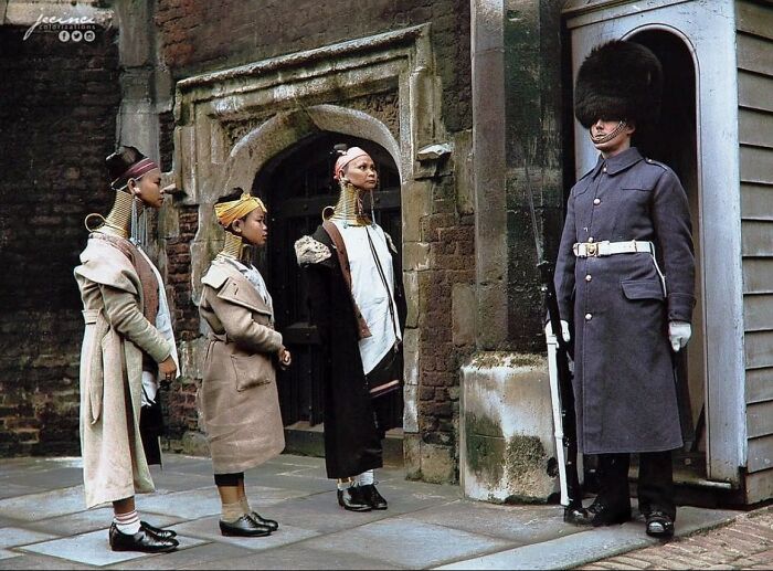 En 1935, mientras visitaban Londres, las mujeres Kayan Lahwi observaron a un guardia estacionado en el Palacio de St James.