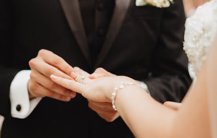 Woman Says She Can't Forgive Husband For Their Wedding Day, Even After 3 Months, Asks For Advice Woman Says She Can't Forgive Husband For Their Wedding Day, Even After 3 Months, Asks For Advice
