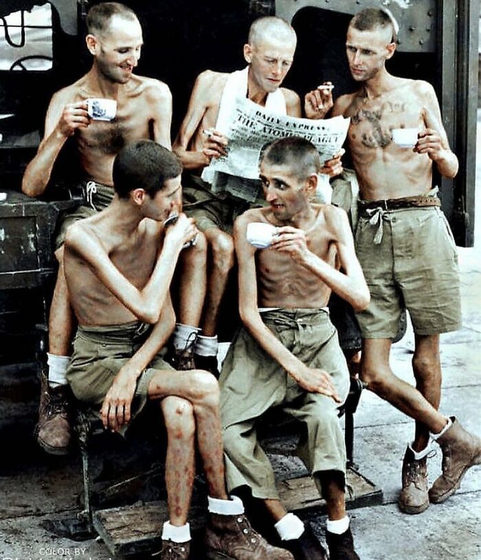 Soldados británicos tras ser liberados de su cautiverio a manos de Japón en Singapur, 1945