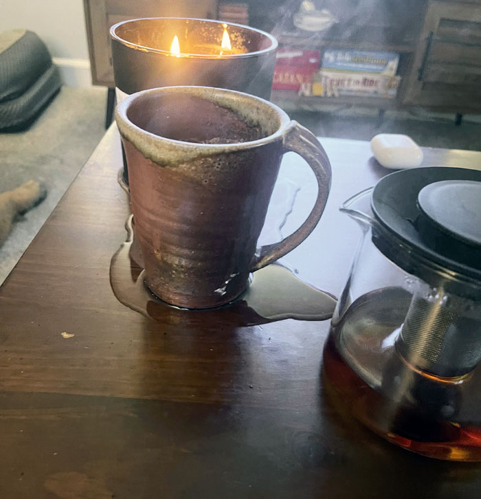 He comprado una taza de cerámica hecha a mano, por 44$. Se ha rajado al echar en ella el té por 1ª vez