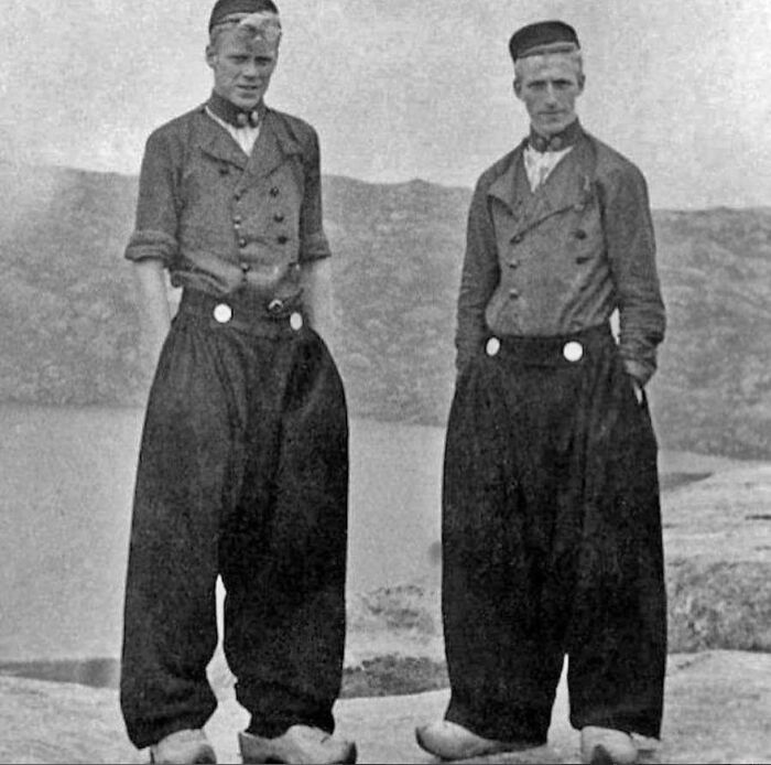 In 1900, The Attire Worn By Dutch Men Was Greatly Influenced By The Prevailing Weather Conditions In The Netherlands