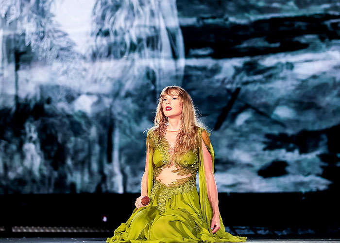 Fans Suffered From “Second-Degree Burns” At Taylor Swift’s Show Where Conditions Were “Inhumane” Fans Suffered From “Second-Degree Burns” At Taylor Swift’s Show Where Conditions Were “Inhumane”