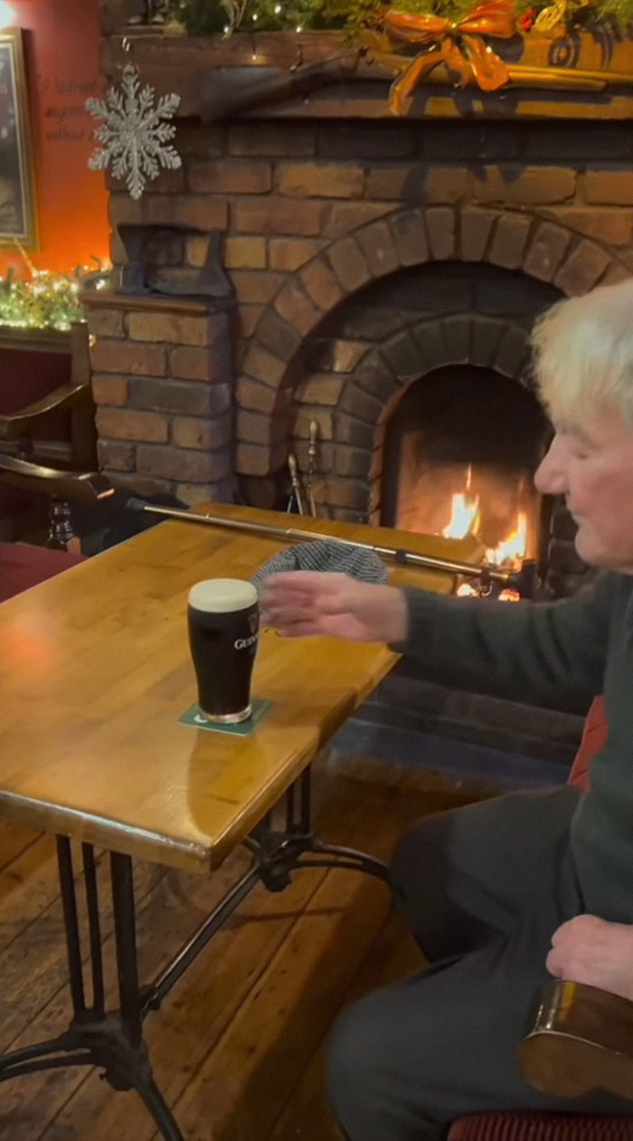 Pub Spends Only £700 To Highlight Loneliness And Becomes “This Year’s Best Christmas Ad” Pub Spends Only £700 To Highlight Loneliness And Becomes “This Year’s Best Christmas Ad”