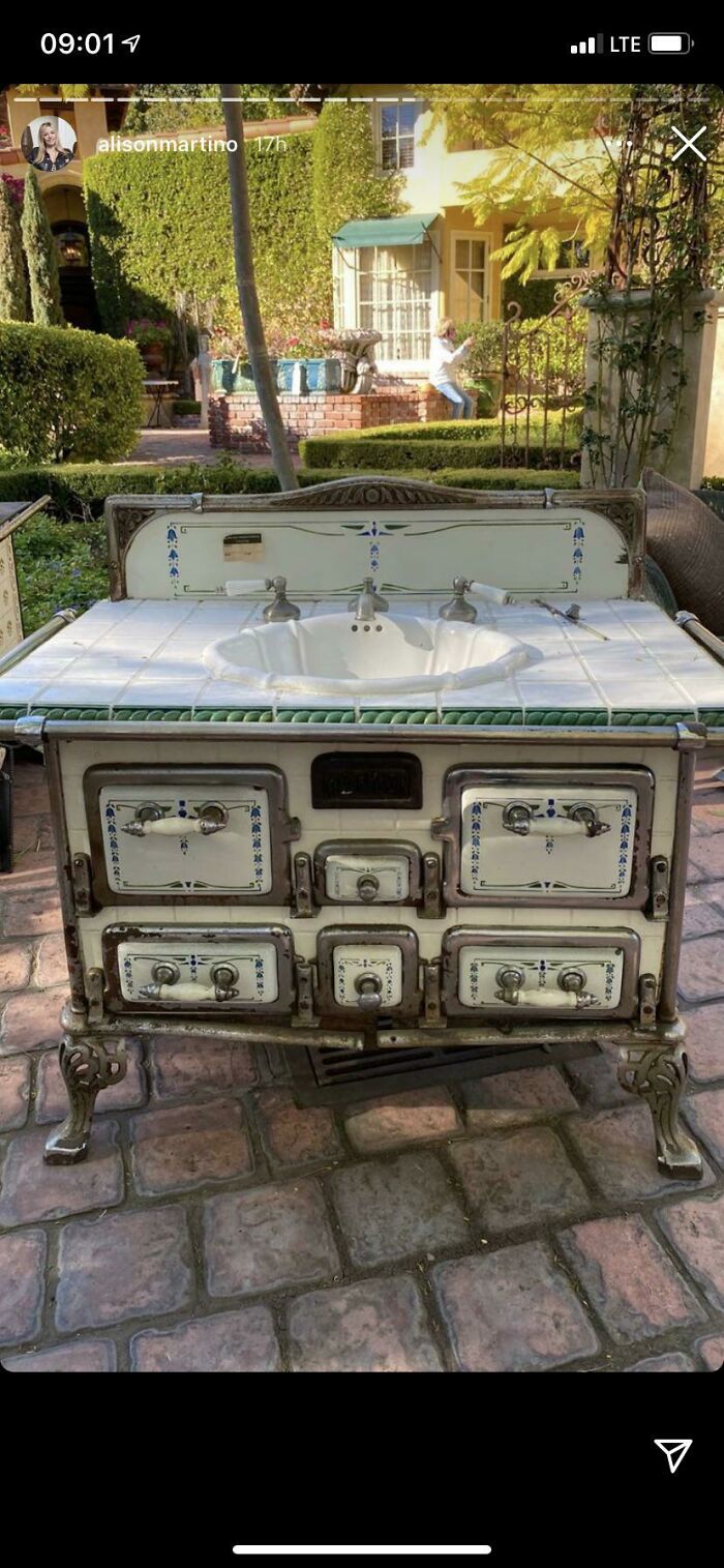 A Girl I Follow On Instagram Is At Priscilla Presley’s Estate Sale And I’ve Never Been More Jealous. Check Out This Baddie: