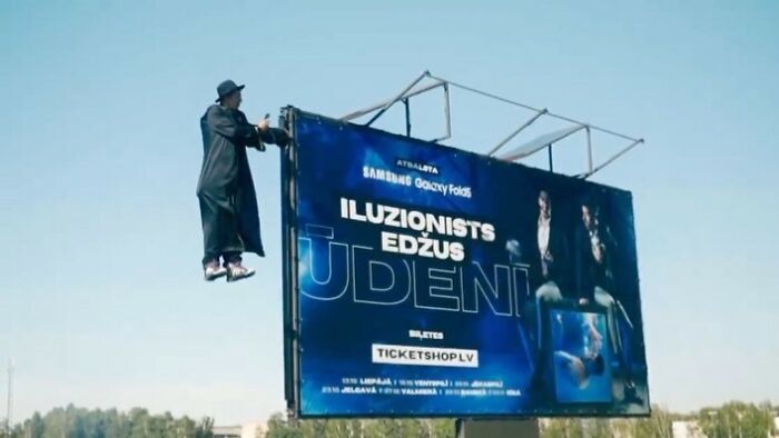 Samsung - Magic The Illusionist Edzus Does A Trick On A Billboard In Latvia
