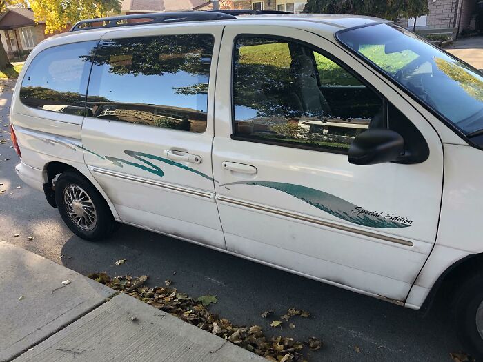 My Neighbour’s 1996 Dodge Caravan
