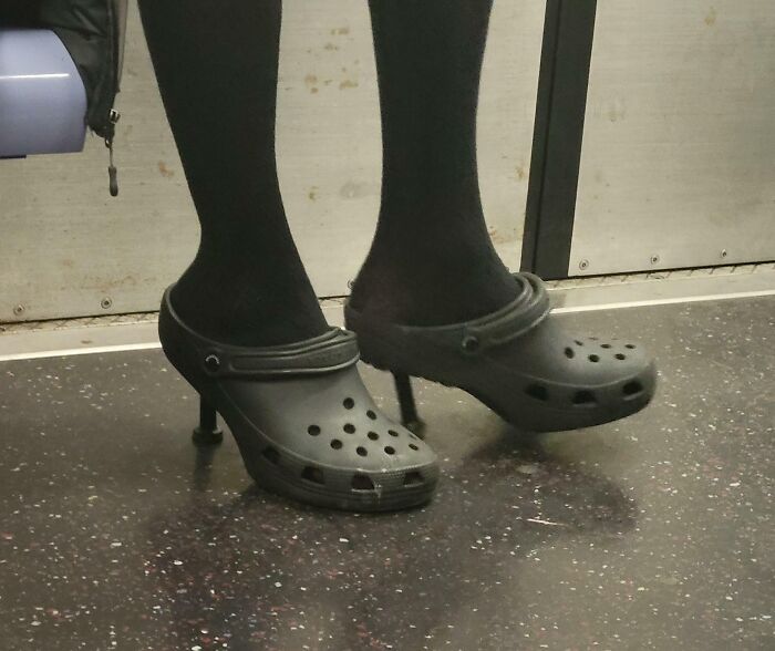 Zapatos Balenciaga de $600 vistos en el metro