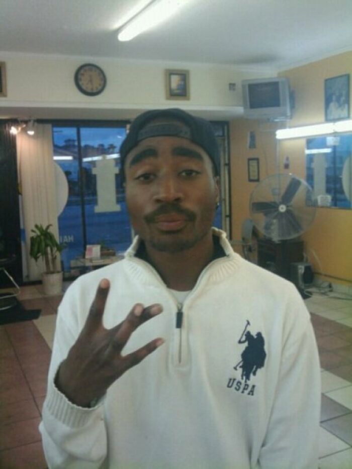 Os dije que Tupac seguía vivo. Lo vi en la barbería