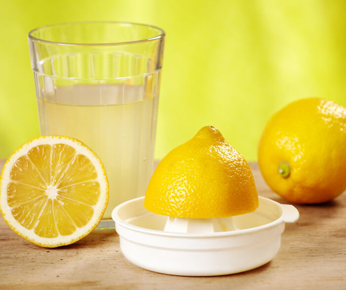 How To Juice Your Lemons Or Limes? Microwave Them For 7-10 Seconds And Roll Them Back And Forth. You'll Be Surprised How Much More Juice You'll Get!