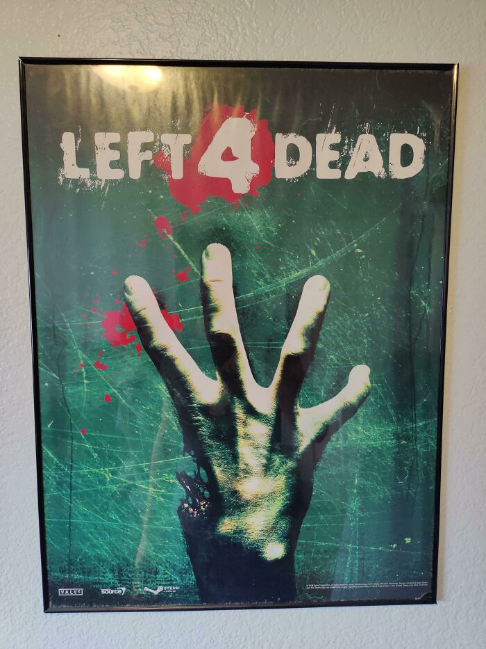 I Have A Left 4 Dead Poster With The Right Hand, They Changed To Left Hand Before Release Of Game