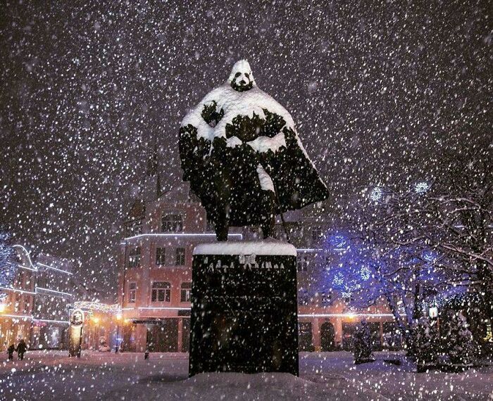 Esta estatua polaca parece Darth Vader después de un día de nieve