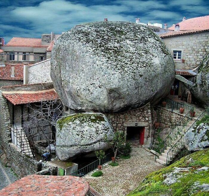 Una casa construida bajo una gran roca (Portugal)