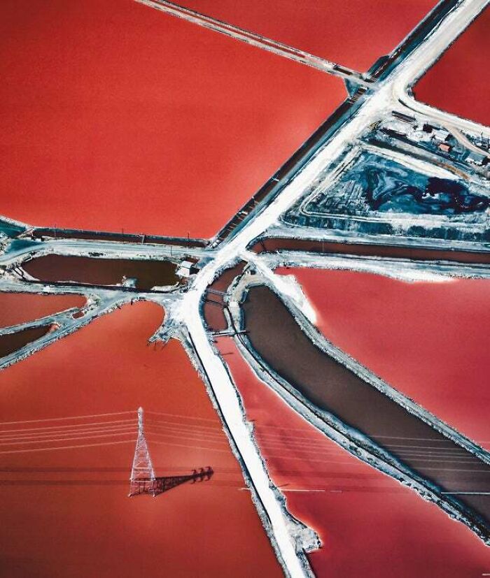 Salinas en la bahía de San Francisco; rojas por las algas que prosperan en el agua salada (Aerial By Nearmap)