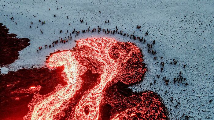 Espectadores de la erupción del Fagradalsfjall, acercándose todo lo posible a la lava sin quemarse