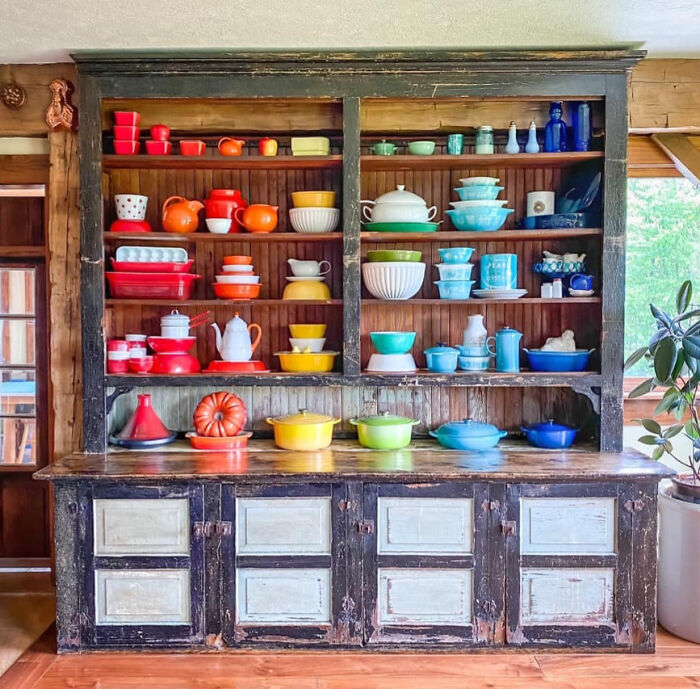 This Cookware Collection Organized By Color